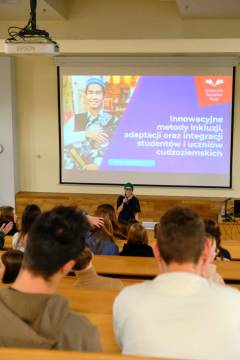 Jak pomóc sobie, angażując się jednocześnie w pomoc innym? Podsumowanie konferecji w Społecznej Akademii Nauk