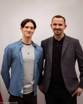 Spotkanie przy stole: opowieści o przeszłości i nadziei na przyszłość