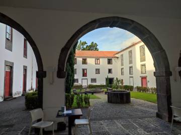 Relacja wykładowcy z prowadzenia wykładów w ramach programu Erasmus+ na Maderze