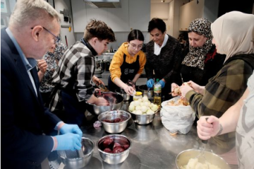 Wspólne gotowanie dla podopiecznych domu samotnej starości